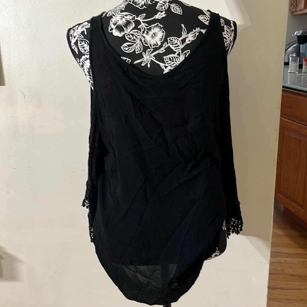 Xhilaration size, X-large, black gauze like cold shoulder